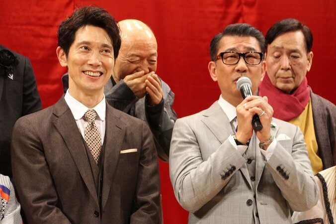 ドランク塚地、舞台挨拶で財布紛失を嘆く「青の長財布なんです」 13枚目