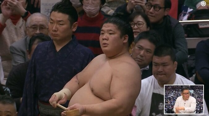 ひしゃくを持った宇良が…