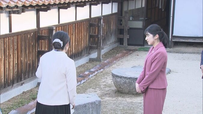 【写真まとめ】愛子さま 3日目は爽やかなライトブルーの装い 大型望遠鏡を覗き込み満面の笑み　2日目には｢はこた人形｣の眉毛絵付けに苦戦する姿も【鳥取訪問】 15枚目