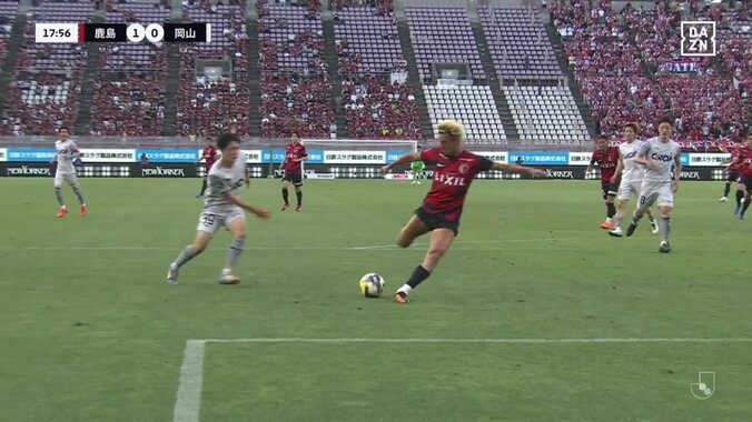 「敵ながら感激」鈴木優磨、豪快過ぎるツイスト反転シュートが話題「身体ねじ切りしそう」「質が高すぎる」完璧裏抜けからの圧巻フィニッシュワークの瞬間 2枚目