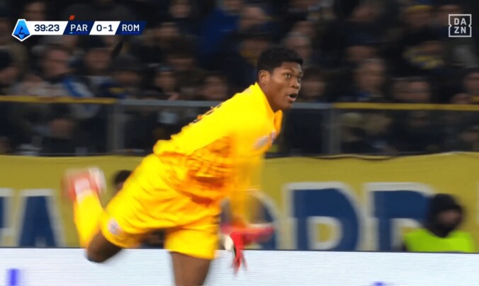 【写真・画像】「人生であんなセーブは見たことがない…」鈴木彩艶の“衝撃の反射神経”にローマDFが驚愕！ ライン上ギリギリでかきだした奇跡の瞬間　1枚目