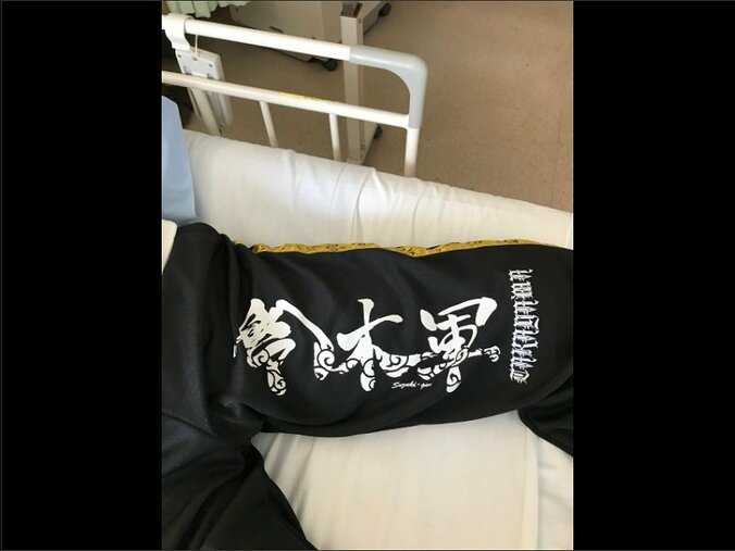 鈴木みのる、闘病中の高山善廣に“高山カラー”の鈴木軍新ジャージを贈る 2枚目