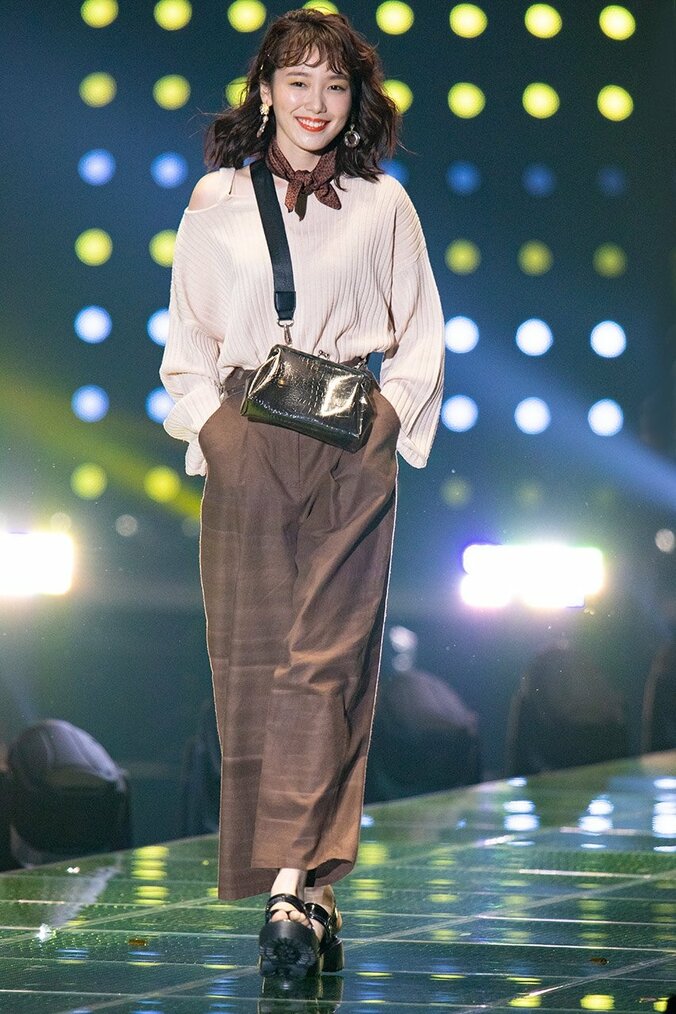 山田優が圧巻のスタイルで存在感放つ！ 人気モデルが一堂に『TGC』【画像集】 47枚目