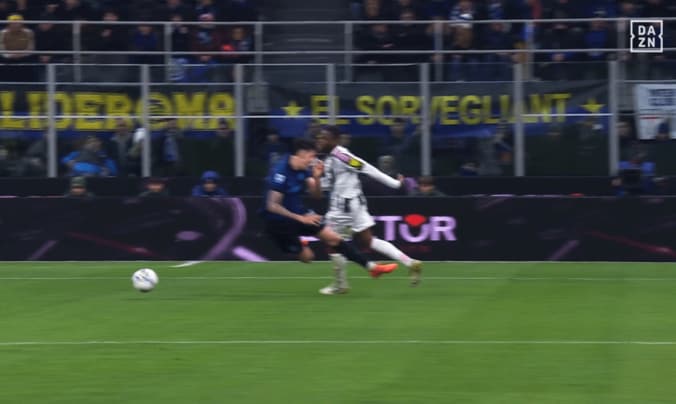 「明らかな誤審だ」ユヴェントスDFの“不可解退場”→審判委員長が異例謝罪！「レフェリーを騙そうとした」インテルDFに苦言も 3枚目