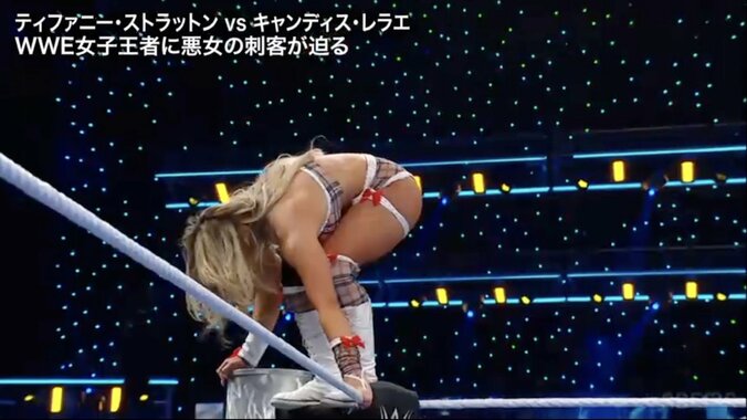 トップロープからのムーンサルトをお見舞いするティファニー
