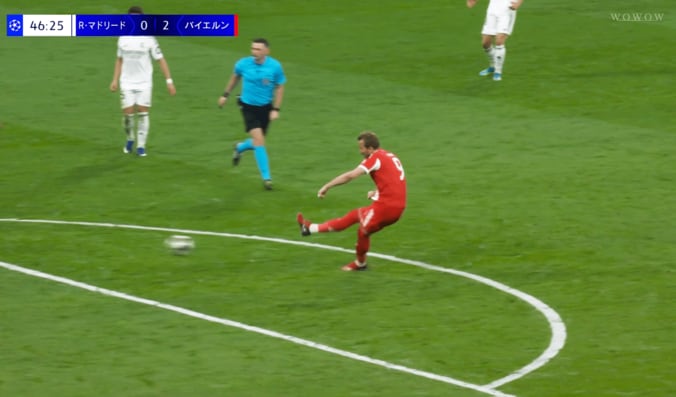 ダイレクトで右足シュートを放つケイン