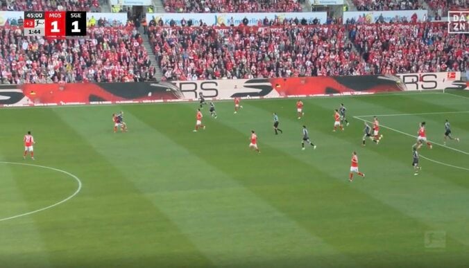 【写真・画像】一体、何が…？ 佐野海舟にタックルで“異変”「止めたれよ」「大丈夫か」ドイツ代表DFが起き上がれず悶絶→その後まさかのハプニング　1枚目