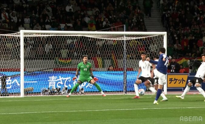 ボレーを放つ鎌田大地