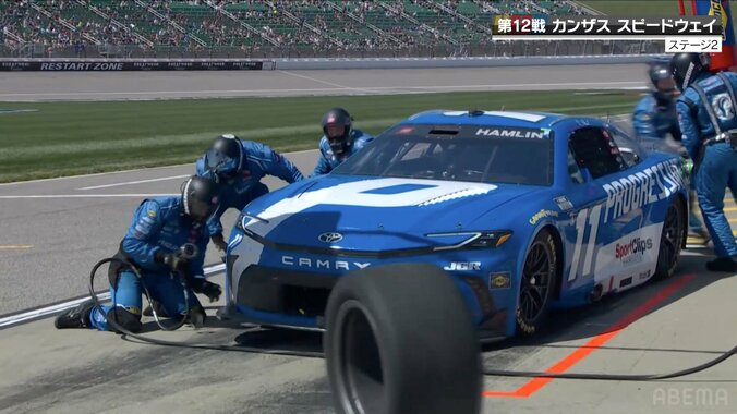 【写真・画像】ピット作業でありえない凡ミス発生！ アメリカ人気レースでタイヤ交換中に「ナットコロコロ」　1枚目