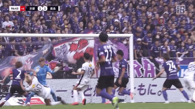 足が痙攣しても突っ込む！鈴木優磨、魂の“足裏ゴール”が話題沸騰「動き直し凄い」「漢の中の漢すぎる」鹿島を救う劇的同点弾の瞬間 4枚目