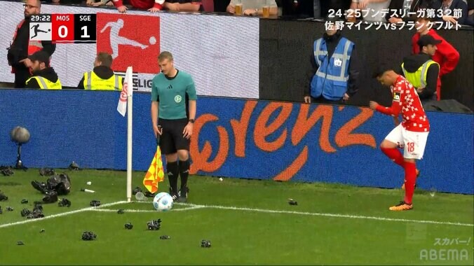 【写真・画像】佐野海舟にスタンディングオベーション！ 爆速帰陣→“ボール回収”を現地ファン大絶賛「足も速い」「愛されてるな」　1枚目