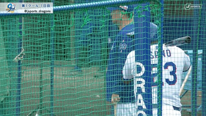 バッティング練習を行うドラゴンズのサノー