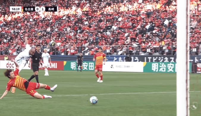 元日本代表GKが唖然…「格が違うわ」長崎FWの“理不尽キャノン砲”にファン仰天！「パンチ力えぐい」“黄金の左”でゴラッソ 3枚目
