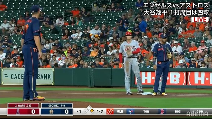 大谷翔平「ごめん、ちょっと待ってね」、相手投手「OK」ベンチに大事な“忘れ物”でつかの間のほっこりシーン 1枚目