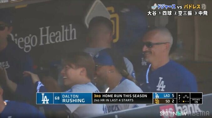 「由伸のために」劇的決勝弾に山本由伸の笑顔も弾けた！ 頼れる“相棒”の一撃で「にんまり山本」ド軍ベンチ沸騰 3枚目