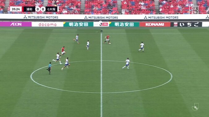 「まじで涙出た」「胸熱」5人一斉全力スプリント！浦和のカウンターを阻止したG大阪の懸命過ぎるプレスバックがSNSで話題「誰もサボっていないのは凄い」 4枚目