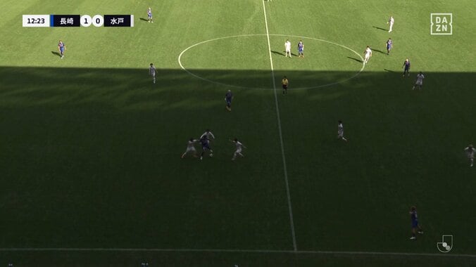 「ネイマールばり」「流石のキープ力」J２得点王、3人に囲まれて転倒→まさかの“5回転”が話題に 元日本代表は「技術ですよね」 5枚目