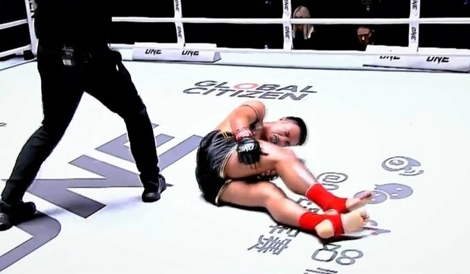あ、足が…悶絶ローで右足を破壊 「タイ人がローでやられた」定説覆す衝撃KOに波紋広がる 1枚目