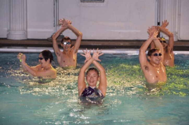 ざわちん、サマーナイトプールで“エロカワ”ボディを披露