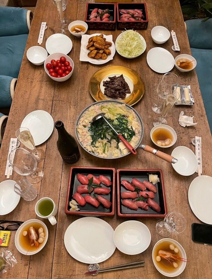  假屋崎省吾、来客と持ち寄りで堪能した品を公開「ご馳走づくめで、みなさまご満悦」 