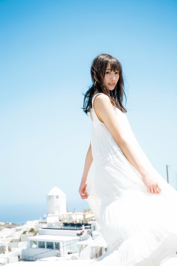 「白石麻衣は憧れの存在」欅坂46・渡辺梨加、水着姿も披露した初のソロ写真集は初版10万部