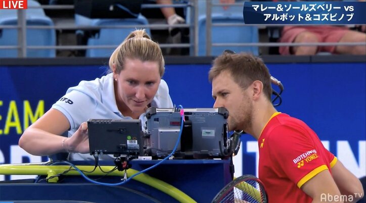 美人審判と選手が“急接近”「(審判が)顔を赤らめましたね」 視聴者「恋が芽生えた」
