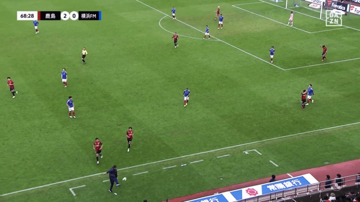 クリアボールをコントロールする鬼木監督