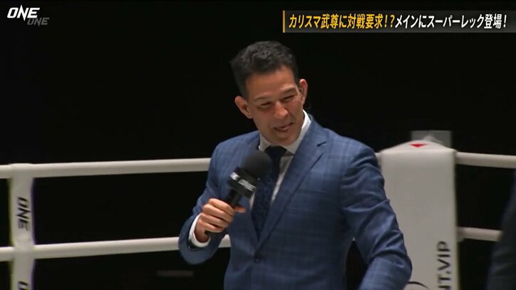 「やめろやめろ！危ない！」命がけで静止のリングアナが“肉プレス”の衝撃シーン 突如勃発した大男同士の大乱闘に放送席困惑