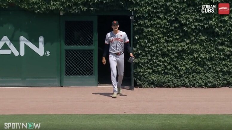 球場騒然！ アイツは一体、何者だ…！？ 身長211cm！“メジャーで最も背が高い投手”が衝撃の登板　ファン騒然「怖っ…！」「大谷さん、ダル兄さんよりデカい」