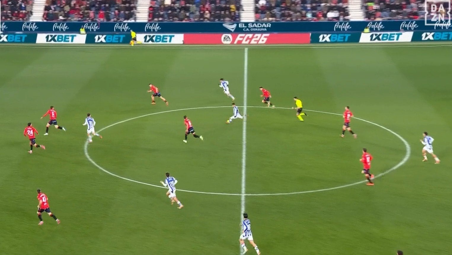 【映像】GK呆然！50m超の超絶ゴラッソ