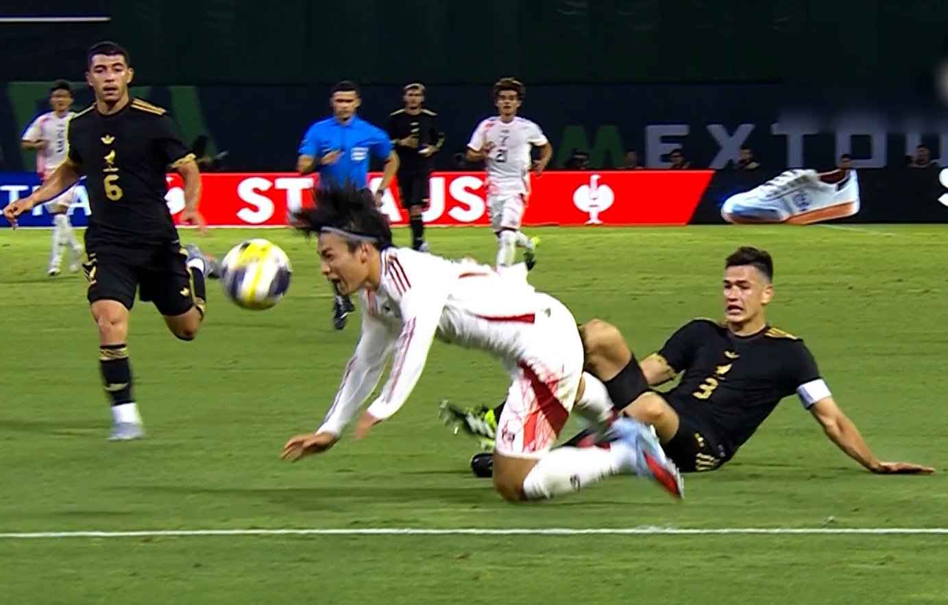 モンテスの危険タックルに吹っ飛ぶ上田綺世