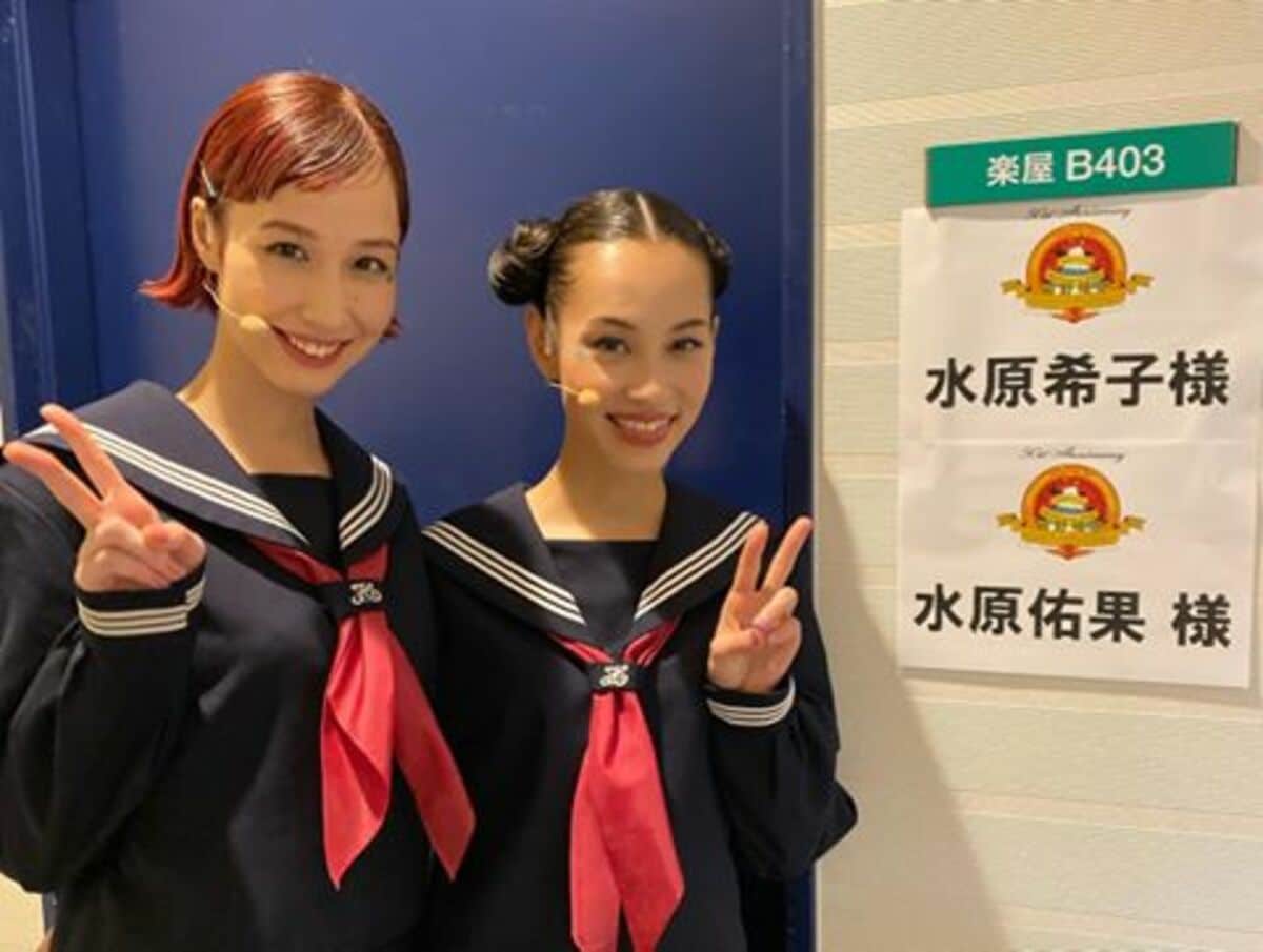 水原希子、姉妹揃ってセーラー服姿を披露 「2人とも可愛すぎる