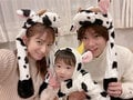 辻希美&杉浦太陽、家族で牛になり年賀状撮影「完成が楽しみだなぁ」