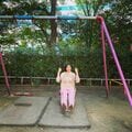 「オトナだって、乗りたい。滑りたい。」比嘉愛未、公園ではしゃぐ“遊び心満載ショット”を公開