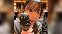 重盛さと美 真っ黒アイスを“パクッ” 