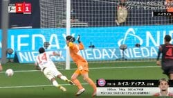 「審判ヤバいだろ」「演技は上手くな」ゴール前で“物議を醸した瞬間” スタジアム騒然…バイエルンFWの退場判定にファンの意見真っ二つ