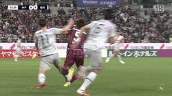 「もろ足裏…」福岡MF、相手の踵を踏む危険タックルで一発退場「めっちゃ痛そう」