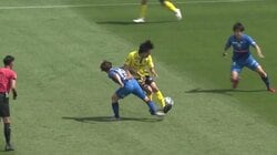 「これでレッド？」「踏んでるやん」柏MF、足裏で踏みつけて痛恨の一発退場「バランス崩した結果だと思うんだが…」ファンの意見真っ二つ