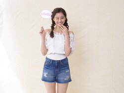 新木優子、“モテファッション”に身を包む！　吉沢亮主演『あのコの、トリコ。』新カット公開