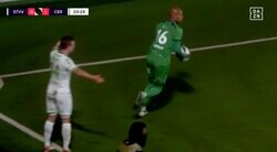 何が起きた…！？ 小久保玲央ブライアン、まさかの“一瞬の動き”「早すぎる」 エリア外のボールに“超反応”→頭脳的プレーの瞬間