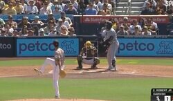 カッコ良すぎる！ ダルビッシュ、MLB通算2000奪三振の瞬間　打者が呆然&フリーズ… 完璧すぎる“見逃し三振”に「恐ろしすぎ」