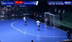 「ガチだ」本田圭佑vs長友佑都の“ミラノ・ダービー”が横浜で再び！完璧フィニッシュ→瀬戸際ブロックのワンシーンに会場大歓声「激アツ」「おもろ」