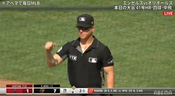 塁審が試合中に腕立て？ 現地中継がマッチョな審判に注目 「暇すぎワロタ」と視聴者大ウケ