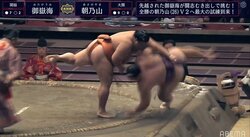 朝乃山に土、御嶽海が上手投げで勝ち越し 優勝争いに踏みとどまる