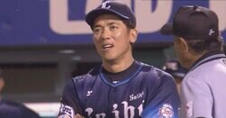 球場騒然… 怒りの西武・松井稼頭央監督がベンチから飛び出した！ “疑惑の走塁妨害”を審判に抗議するシーンが怖すぎる 「昭和の監督なら暴行退場までセット」