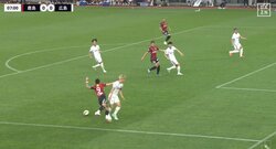 「PKだろ！」“不必要な足上げ”で接触→転倒もノーファウルで鹿島ベンチ激昂「曽ヶ端があんな怒ってるの初めて見た」猛抗議のGKコーチにイエローカード