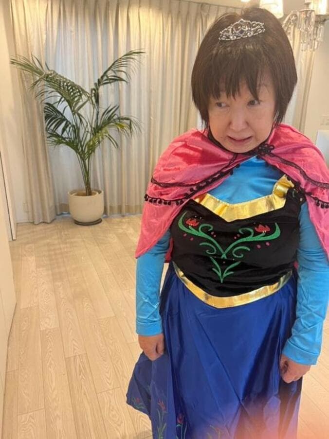  アレク、息子から不評だった義母のコスプレ姿「理想と現実」  1枚目