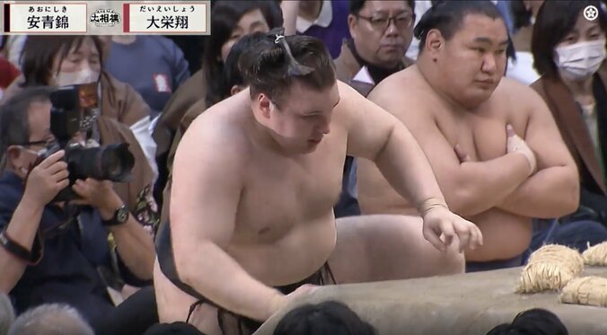 【写真・画像】大相撲中継で“人気お笑い芸人”が「見つかってしまった」 横綱土俵入りで拍手する姿に「めっちゃ抜かれてる」話題　1枚目