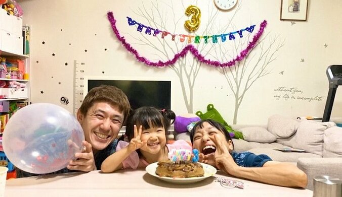 金田朋子、3歳を迎えた娘の誕生日を家族でお祝い「とっても幸せな1日でした」 1枚目