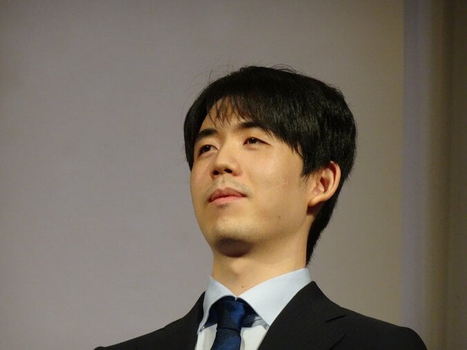 記念撮影に応じる藤井聡太竜王
